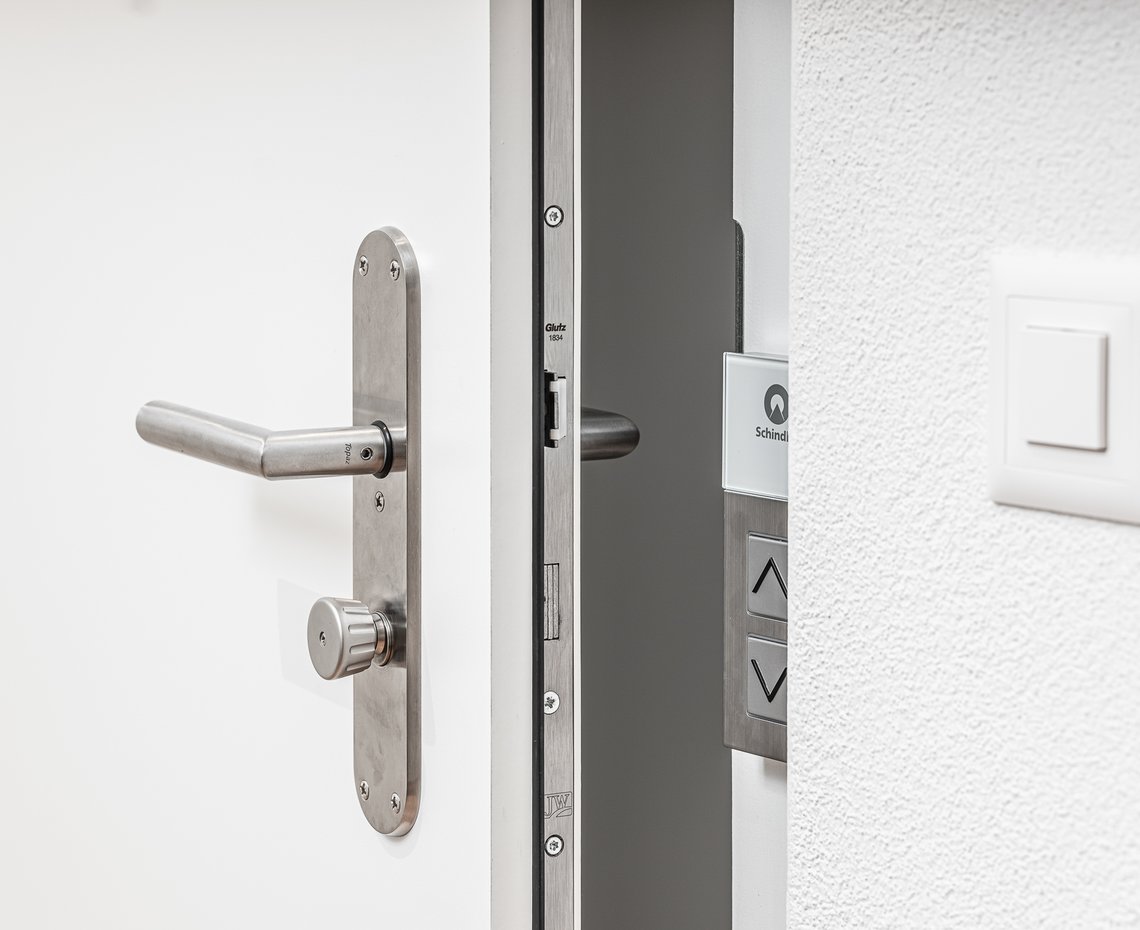 Wohnungsabschlusstüren: Rahmentüren flächenversetzt | BS Fenster- und